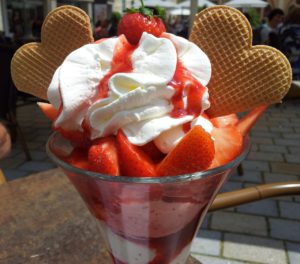 ice cream, sundae, strawberries-123097.jpg